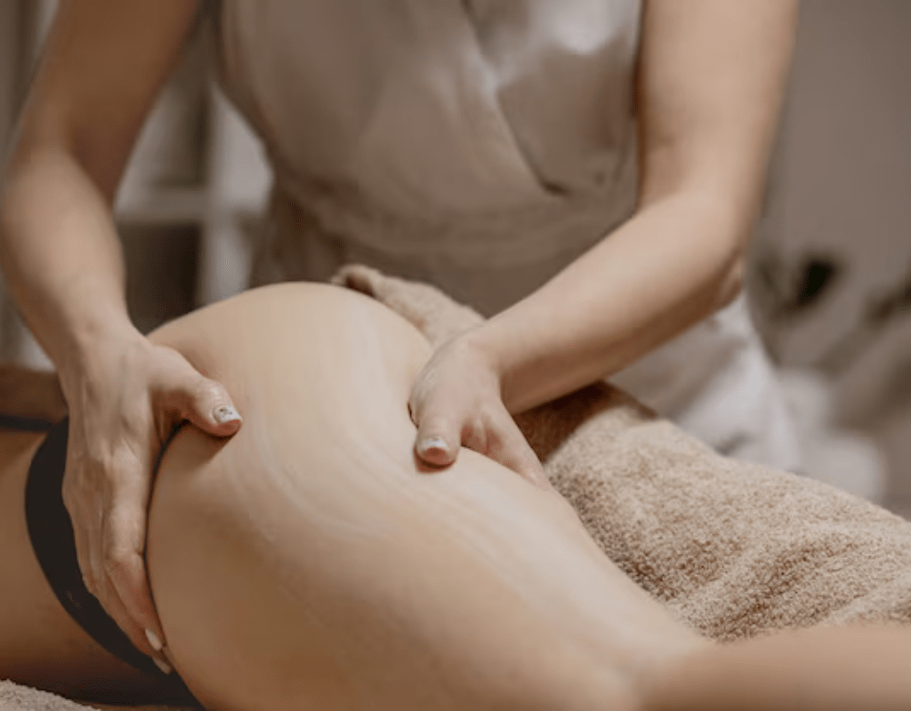 mulher fazendo massagem modeladora