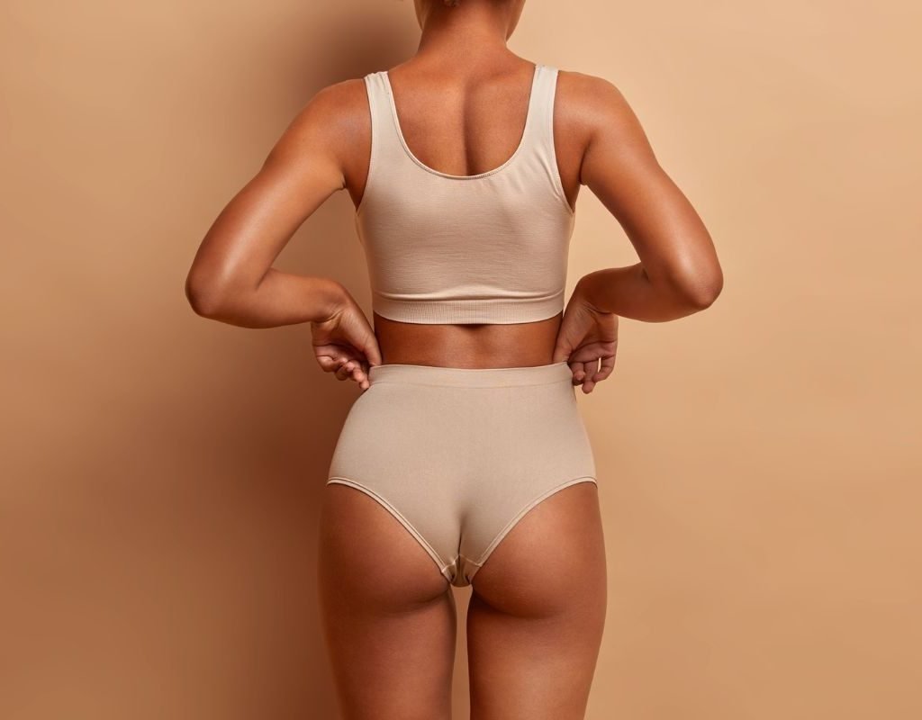 mulher com a bunda modelada