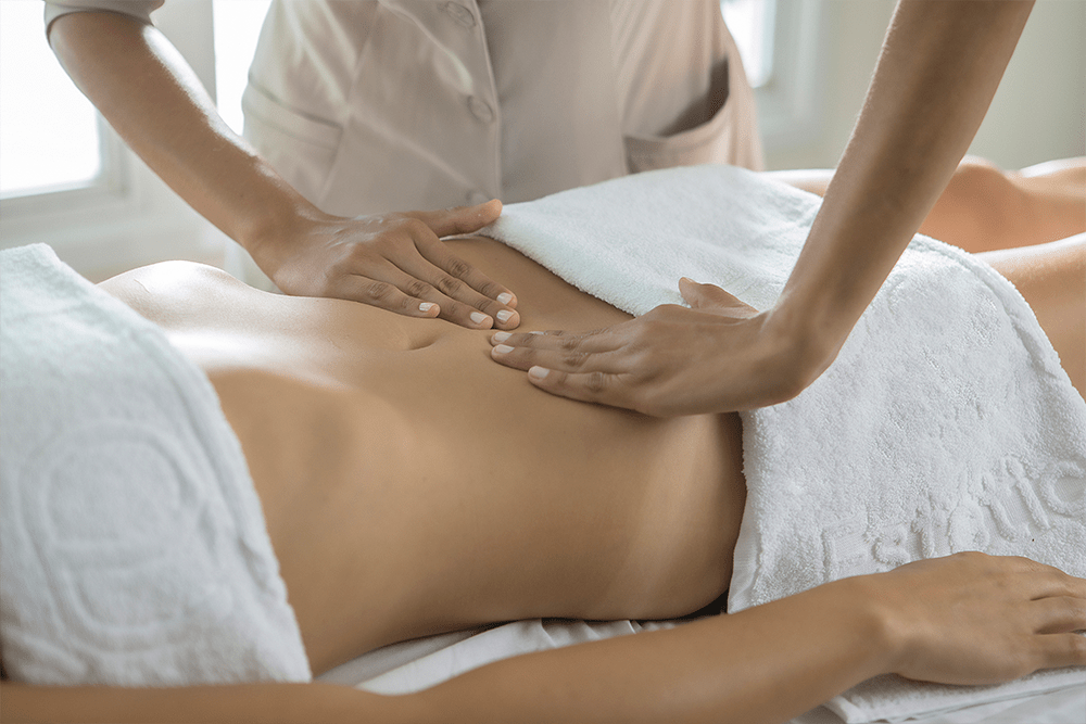 Massagem Redutora: Como Reduzir Medidas e Modelar o Corpo 2 mulher fazendo massagem redutora