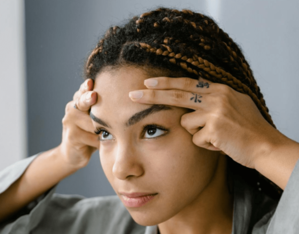 mulher negra fazendo massagem facial