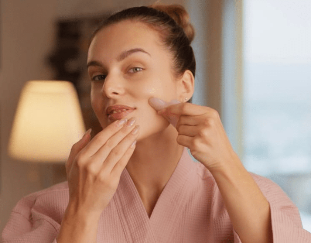 mulher fazendo massagem gua sha