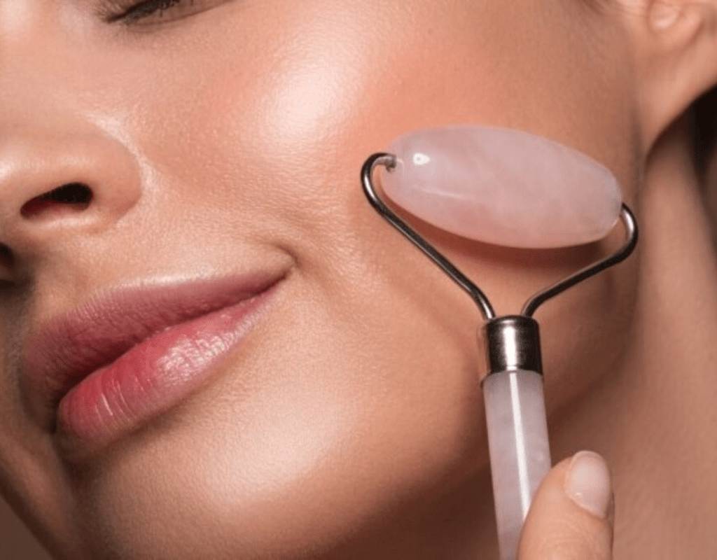 mulher usando massageador facial