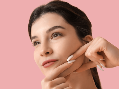 mulher fazendo massagem facial