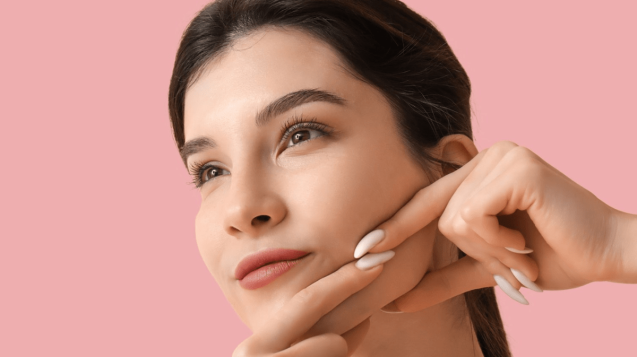 mulher fazendo massagem facial