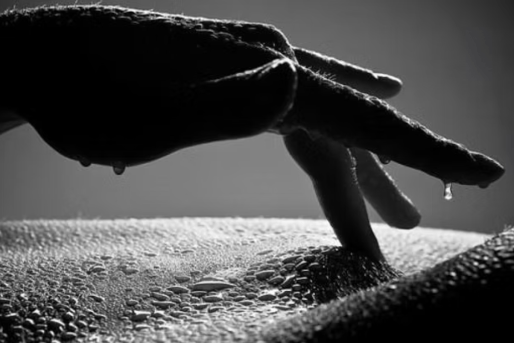 mulher molhada fazendo massagem yoni