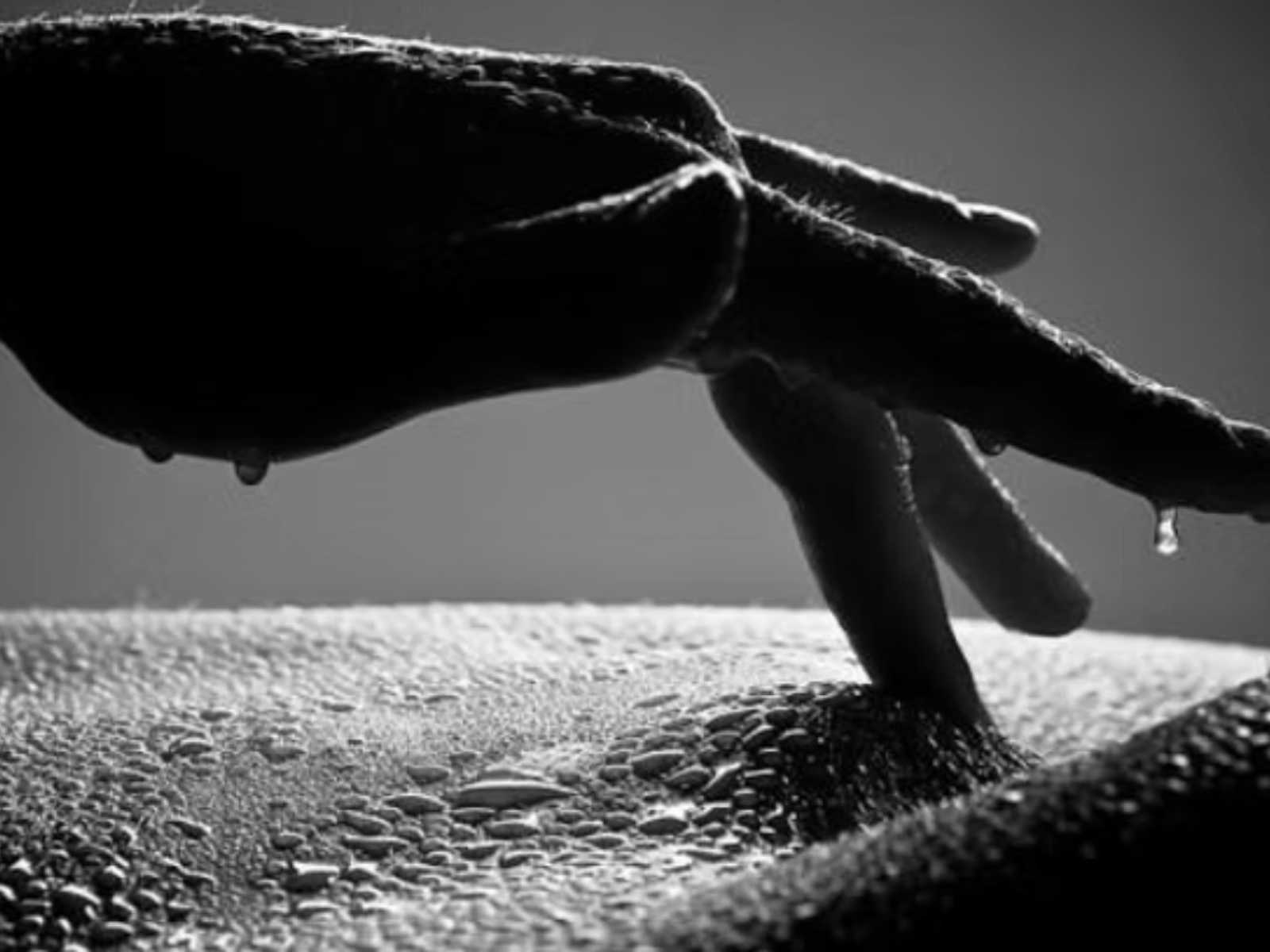 mulher molhada fazendo massagem yoni