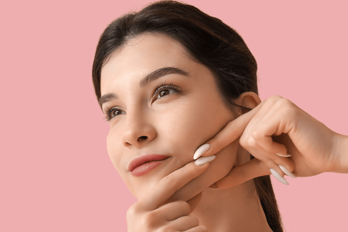 mulher fazendo massagem facial