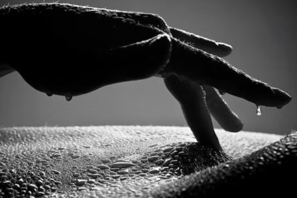 mulher molhada fazendo massagem yoni